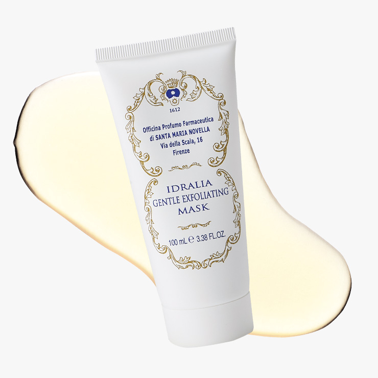 미세한 스크럽 입자가 각질을 부드럽게 제거하는 크림 타입의 클렌징 마스크. 이드랄리아 젠틀 익스폴리에이팅 클렌징 마스크, 7만8천원대, Santa Maria Novella.