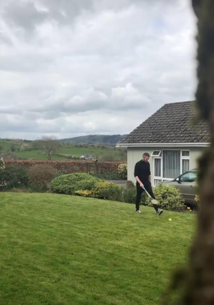 아일랜드의 전통 스포츠 헐링. 15명이 한 팀이 되는 팀스포츠이지만 아버지와 둘이 했다