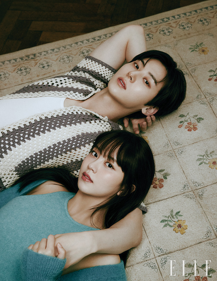 황민현이 입은 크로셰 반팔 셔츠는 Bode by MUE. 이너 슬리브리스는 스타일리스트 소장품. 김소현이 입은 하늘색 드레스와 카디건은 모두 Ganni.