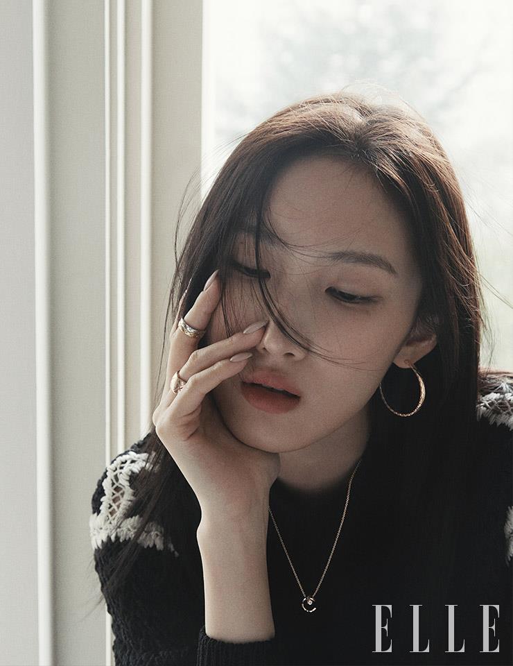 옐로골드 코코 크러쉬 후프 이어링, 중지에 낀 화이트골드와 옐로골드 코코 크러쉬 미니 링, 약지에 낀 베이지골드 코코 크러쉬 라지 링, 다이아몬드 세팅의 옐로골드 코코 크러쉬 네크리스는 모두 Chanel Fine Jewelry.
