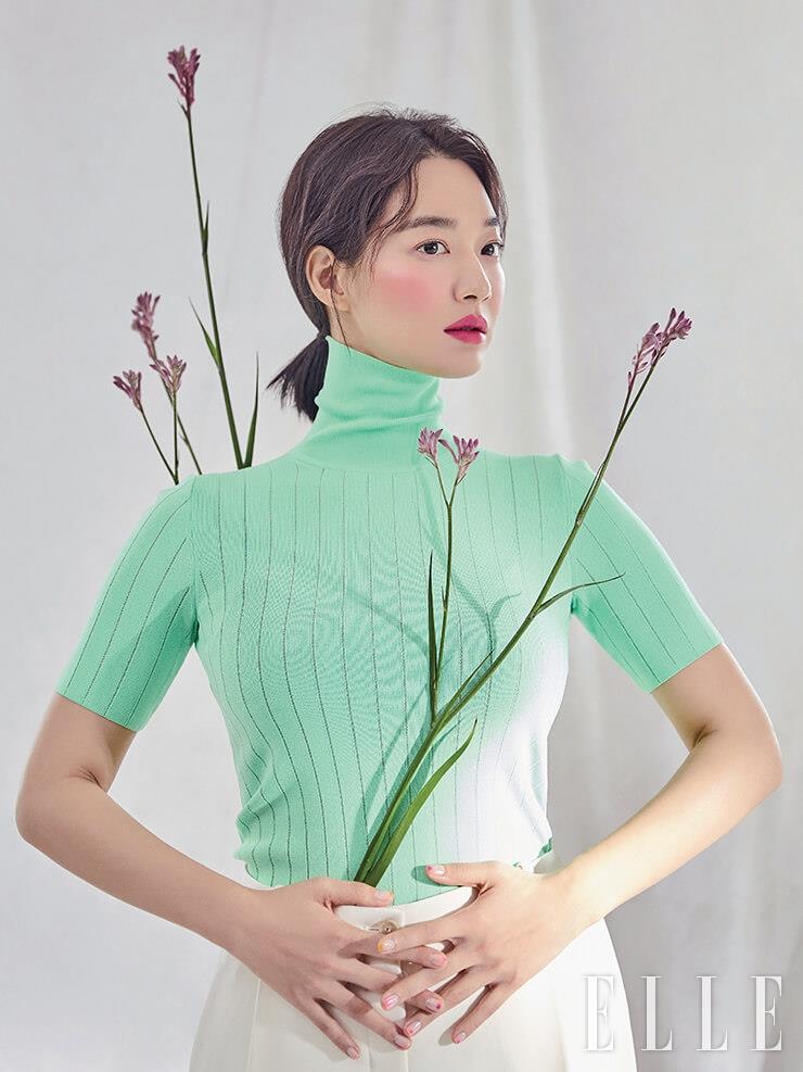 네온 그린 컬러의 터틀넥 톱은 CK Calvin Klein. 화이트 팬츠는 Nina Ricci.