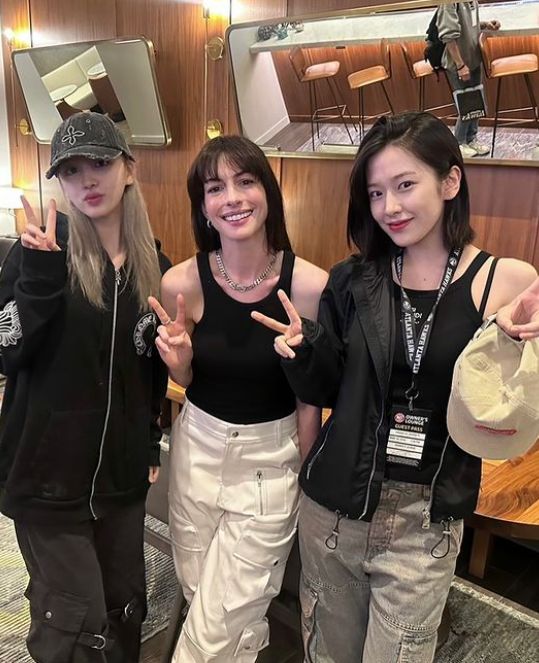 안유진, 리즈와 함께 사진 찍은 앤 해서웨이
