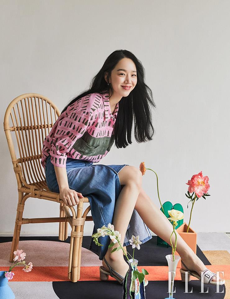 프린팅 셔츠, 데님 스커트, 레터링 에스파드류 샌들 모두 래트.