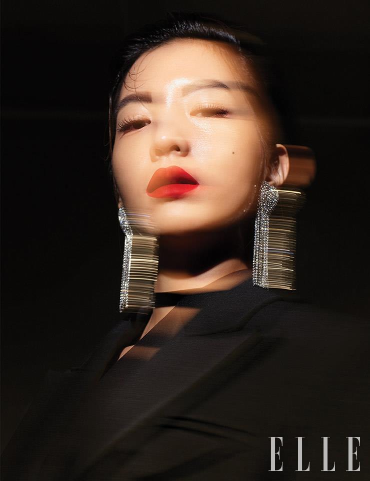 블랙 블레이저는 Bottega Veneta. 주얼 이어링과 초커는 모두 스타일리스트 소장품.