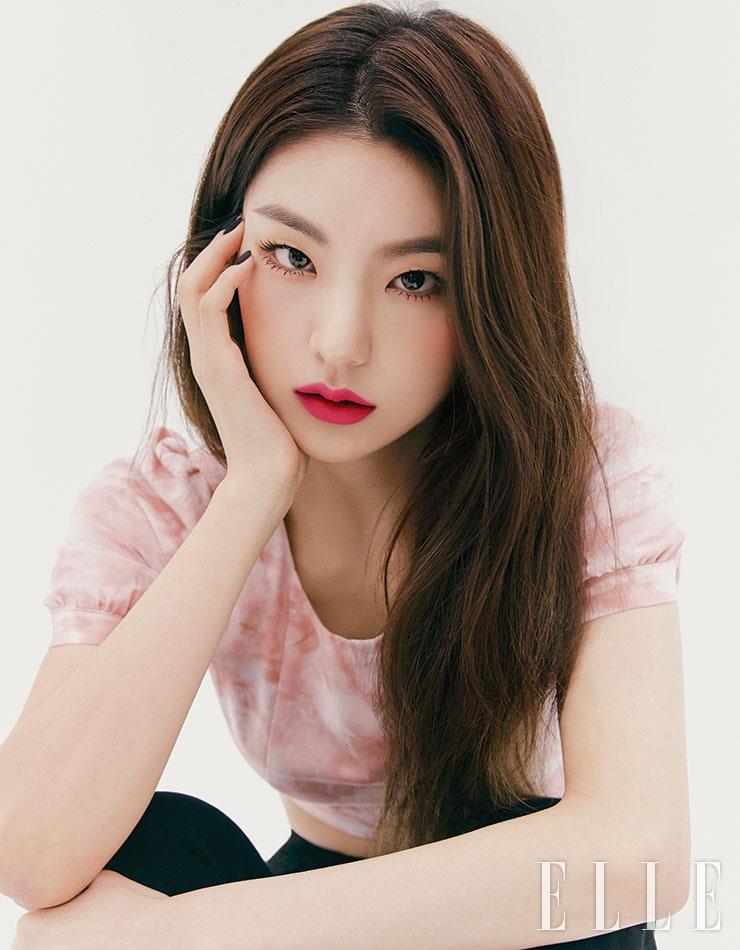 타이다이 크롭트 톱은 Hide. 블랙 데님 팬츠는 스타일리스트 소장품.