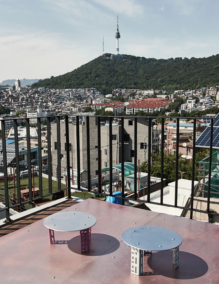 옥상에 오르면 남산 타워와 이태원 일대가 한눈에 보인다. 
