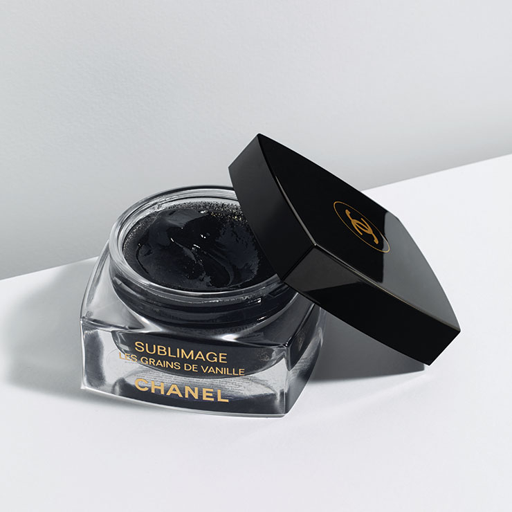 실내외 온도 차로 각질이 증가하는 겨울 피부를 위한 ‘필수템’. 바닐라 시드와 호호바 시드가 함유된 블랙 젤 스크럽이 피부에 부드럽게 스며들어 각질과 노폐물을 제거한다. 일주일에 2회 사용으로 균일하게 정돈된 피부 톤을 느낄 수 있다. 수블리마지 바닐라 씨드 페이스 스크럽, 9만8천원, Chanel. 