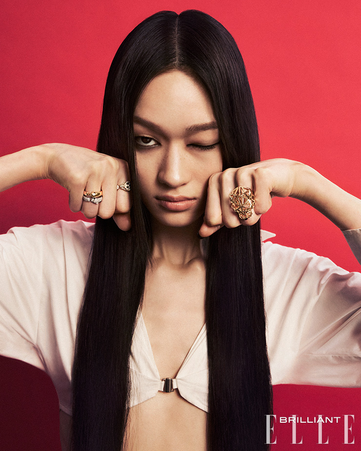 (왼쪽부터) 18K 옐로 골드에 차보라이트 가닛과 오닉스를 세팅한 ‘팬더 드 까르띠에’ 링, 18K 화이트 골드에 오닉스, 에메랄드, 총 0.95캐럿의 브릴리언트 컷 다이아몬드를 세팅한 ‘팬더 드 까르띠에’ 링, 18K 옐로 골드에 오닉스, 에메랄드, 총 2.21캐럿의 브릴리언트 컷 다이아몬드를 세팅한 ‘팬더 드 까르띠에’ 링, 18K 옐로 골드에 차보라이트 가닛과 오닉스를 세팅한 컷아웃 디자인의 ‘팬더 드 까르띠에’ 링은 모두 가격 미정 Cartier. 셔츠는 Eudon Choi.