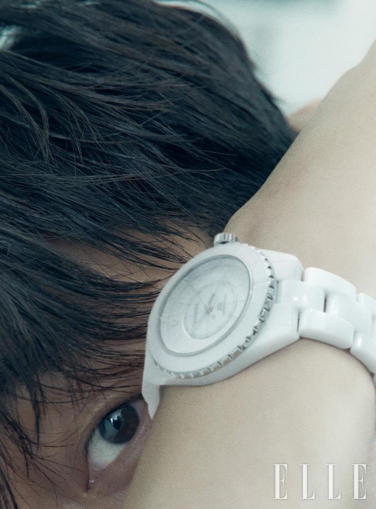 셀프 와인딩 기계식 무브먼트 매뉴팩처 칼리버 12.1을 탑재한 화이트 세라믹 소재의 J12 화이트 워치는 Chanel Watches. 