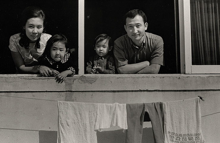 주명덕, ‘한국의 가족’ 연작 중 ‘동부이촌동, 1971’.