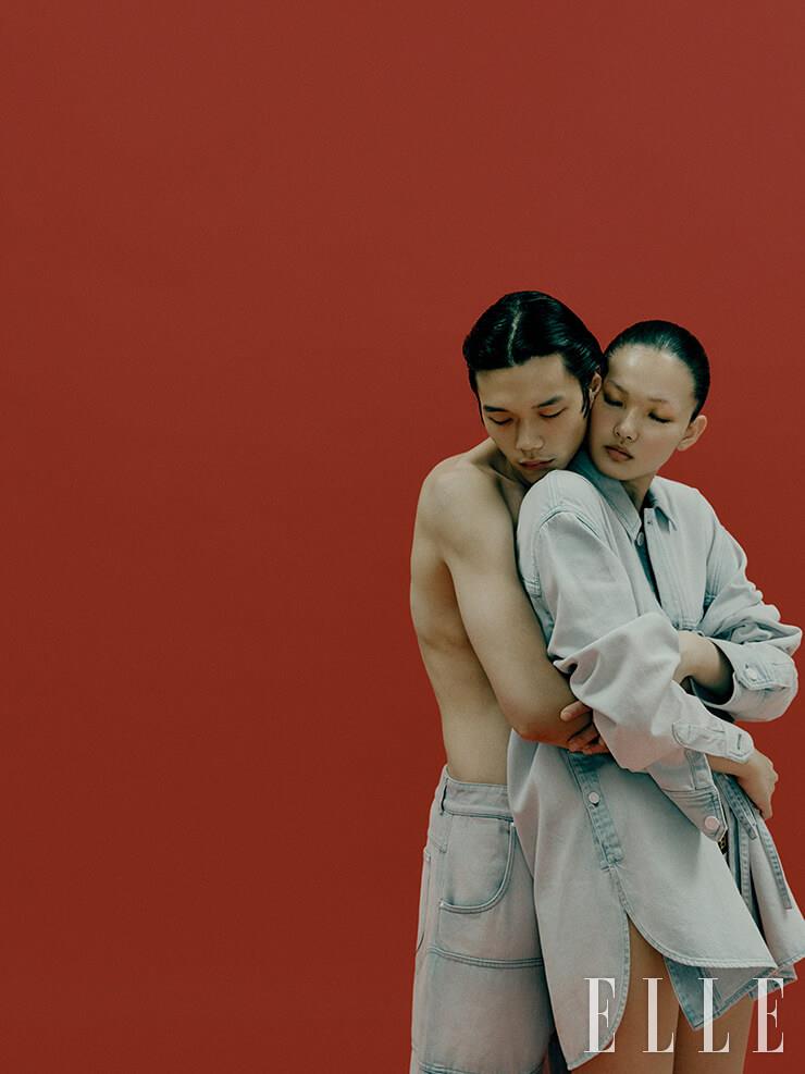 신신이 입은 스트랩 장식의 데님 팬츠와 주향이 입은 데님 재킷은 가격 미정, 모두 Louis Vuitton.