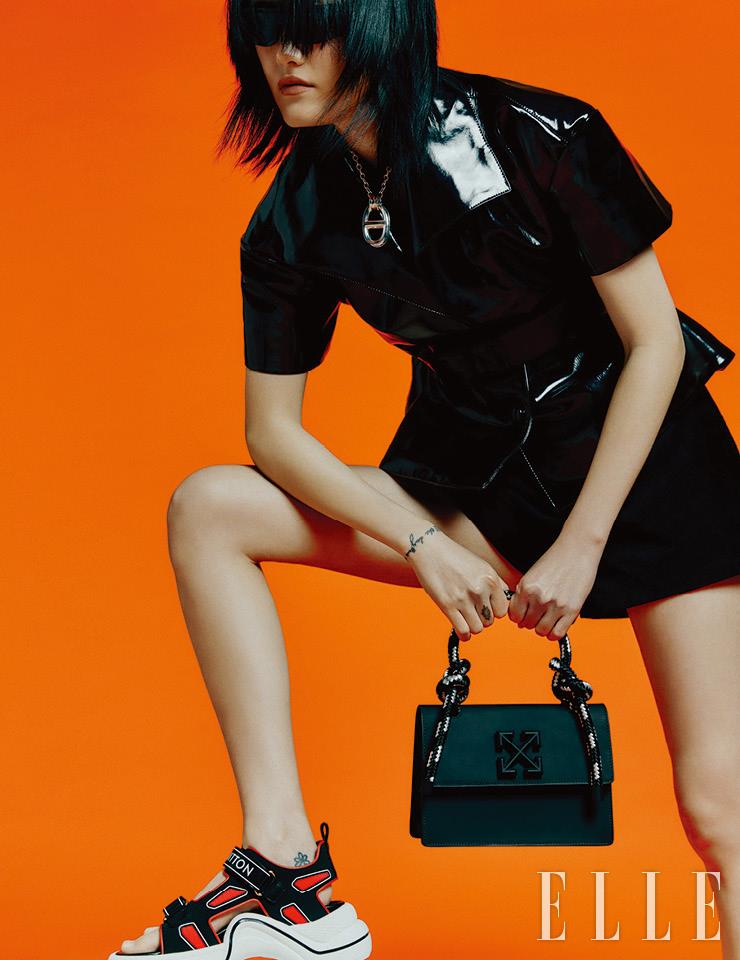 사이파이 선글라스는 가격 미정, Valentino Garavani. 실버 이어링은 17만8천원, Portrait Report. 볼드한 펜던트의 체인 네크리스는 가격 미정, Herm&egrave;s. PVC 소재의 톱은 54만원대, Elzinga by Matchesfashion. 블랙 쇼츠는 49만원, Alexanderwang. 로프 핸들 토트백은 1백63만원, Off-White&trade;. 투박한 아웃솔의 스포츠 샌들은 1백40만원, Louis Vuitton. 