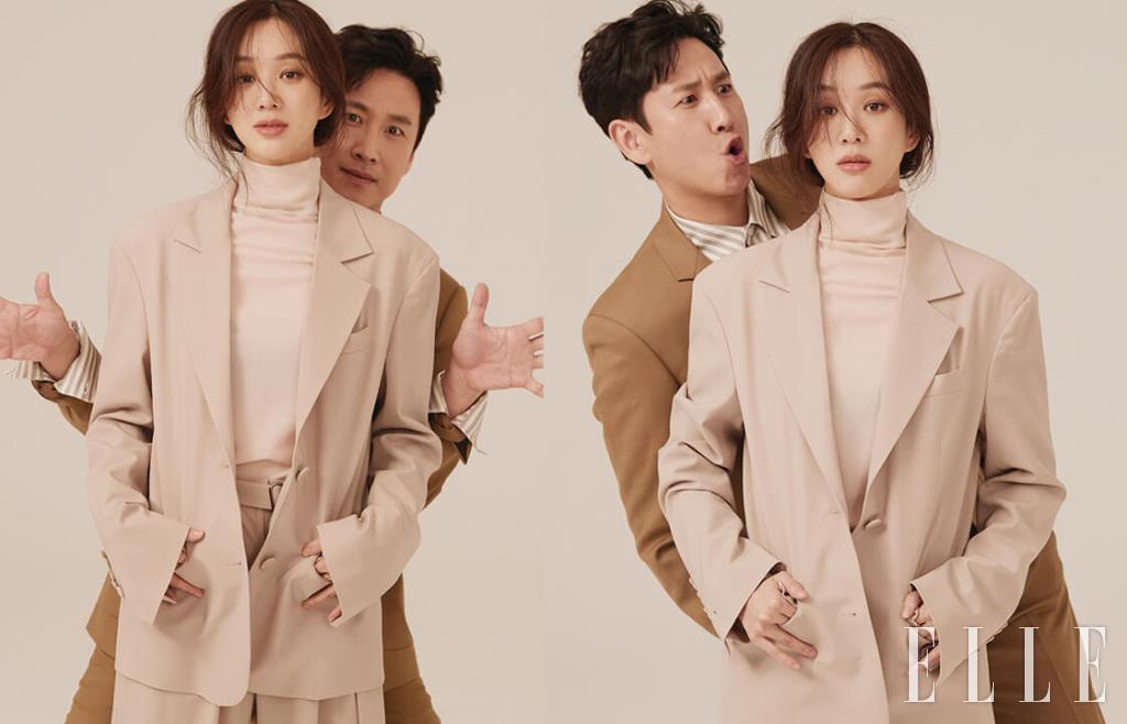 려원이 입은 톱과 베이지 컬러의 수트는 Moon Choi. 이선균이 입은 수트는 Sandro Homme. 셔츠는 Jil Sander.