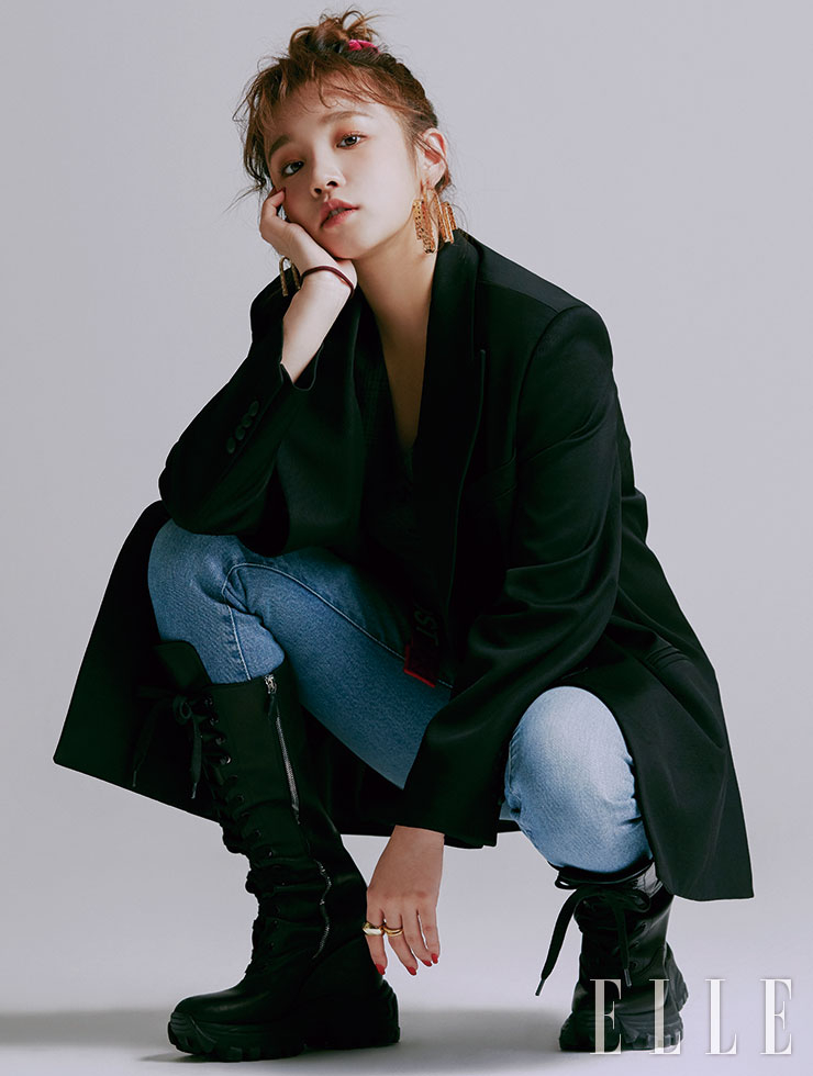 우기가 입은 블랙 재킷은 Emporio Armani. 베스트는 Mischief. 데님 팬츠는 Dsquared2. 링은 모두 Monday Edition. 워크 부츠는 Miu Miu.
