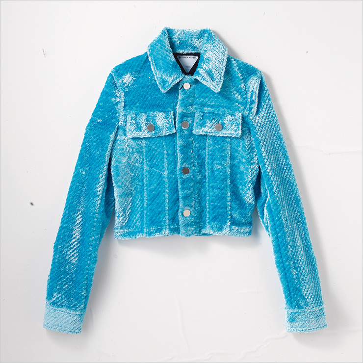 하늘색 벨벳 소재가 멋스러운 재킷은 가격 미정, Bottega Veneta.