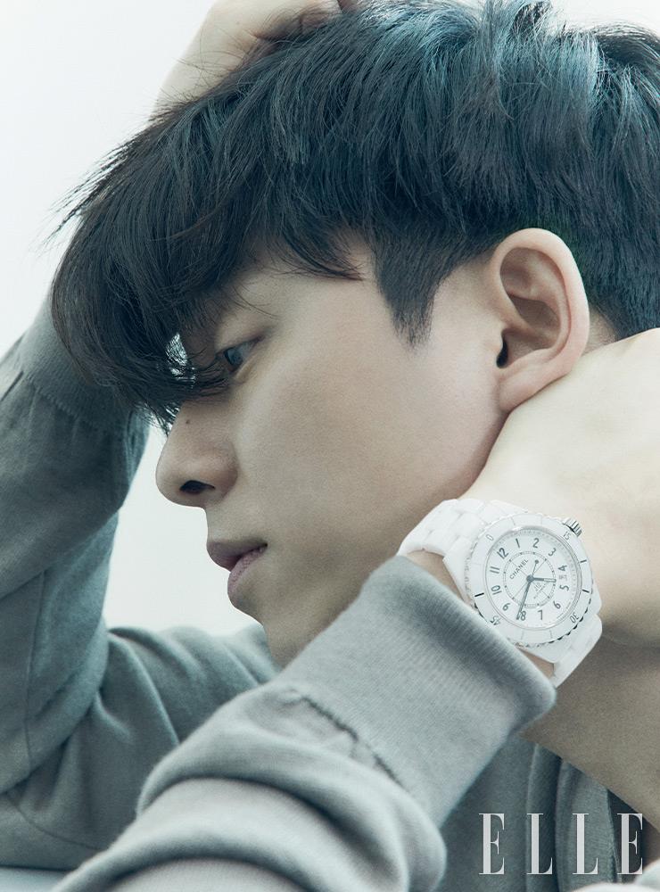 화이트 세라믹 브레이슬렛과 스틸 트리플 폴딩 버클 장식의 J12 화이트 워치는 Chanel Watches.