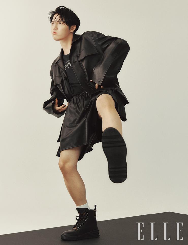 레더 재킷과 톱, 팬츠는 모두 Wooyoungmi. 블랙 워커는 Fendi.