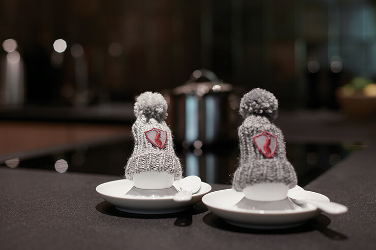 룸서비스로 서빙되는 보일드 에그.