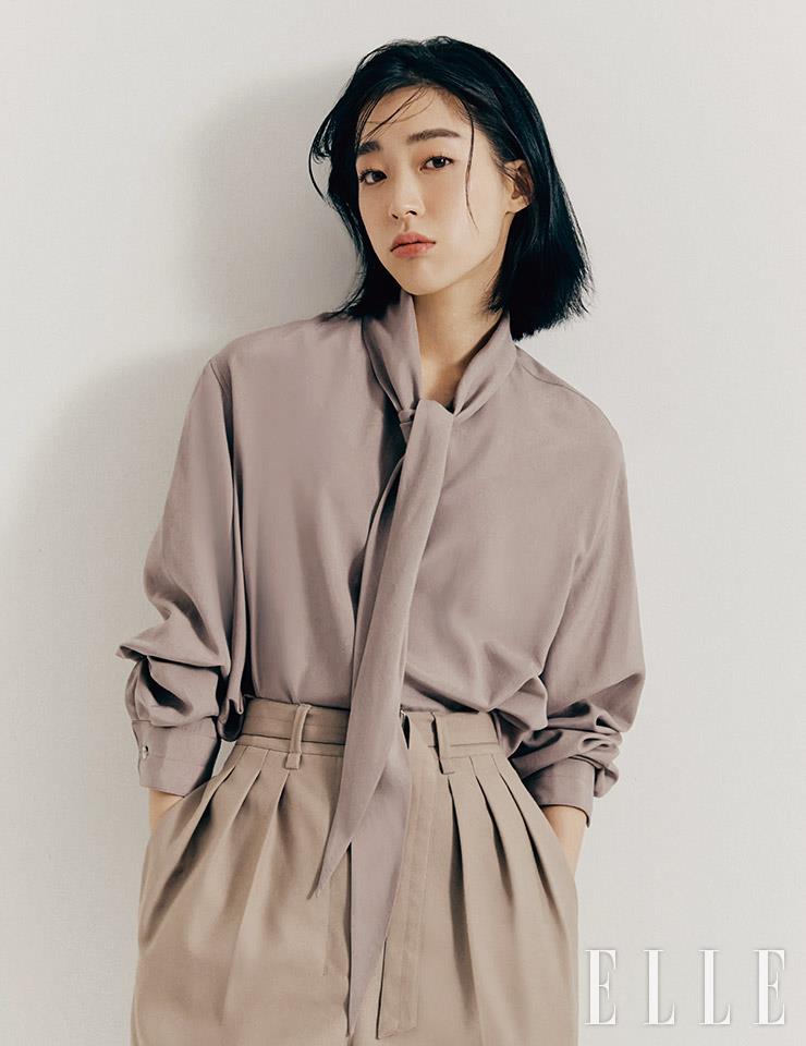 타이 블라우스와 팬츠는 모두 Lemaire. 