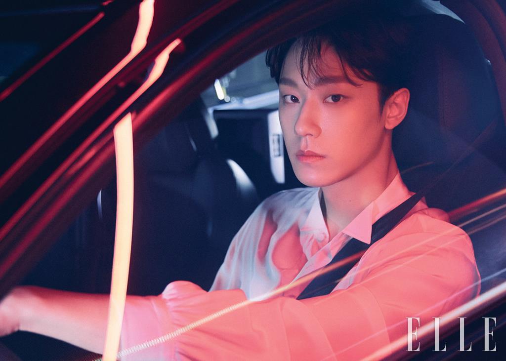 화이트 퍼프 블라우스는 Kimseoryong Homme.