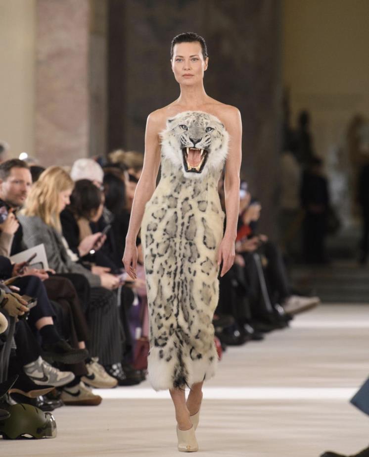 스키아파렐리의 컬렉션에 선 모델이자 배우 샬롬 할로. (@schiaparelli)