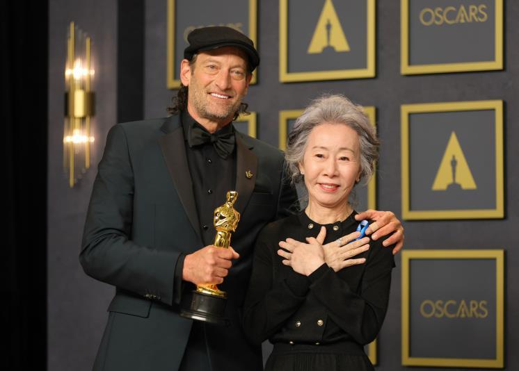 제94회 아카데미 시상식에서 남우주연상 수상 배우 트로이 코처와 함께 @GettyImages
