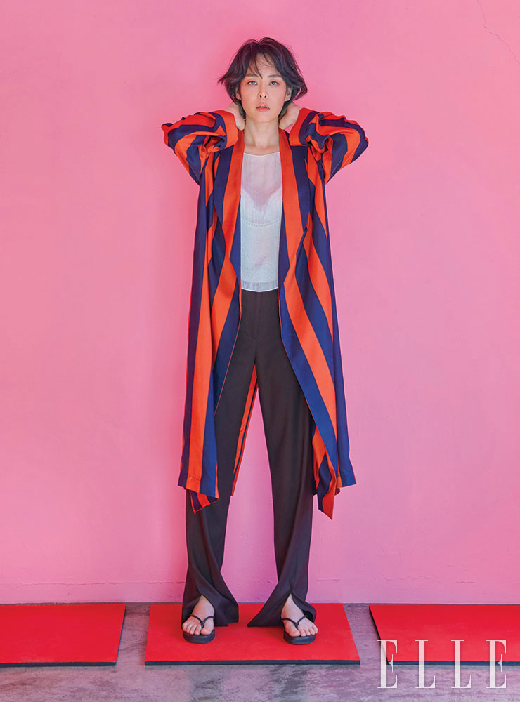 화이트 톱은 Emporio Armani. 스트라이프 로브는 Kimseoryong. 브라운 팬츠와 톱은 모두 COS.