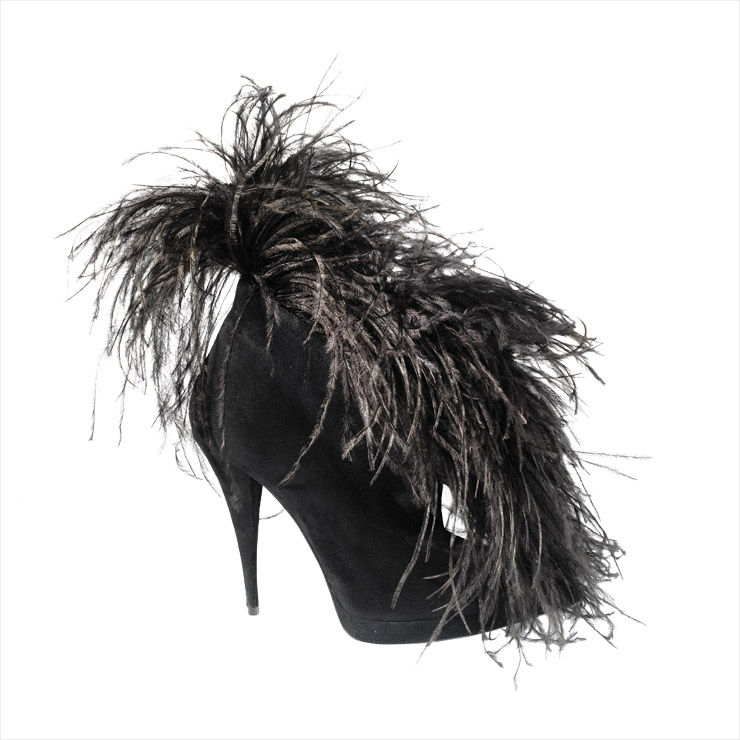 나풀거리는 깃털 장식의 스웨이드 앵클 부티는 가격 미정, Saint Laurent by Anthony Vaccarello.