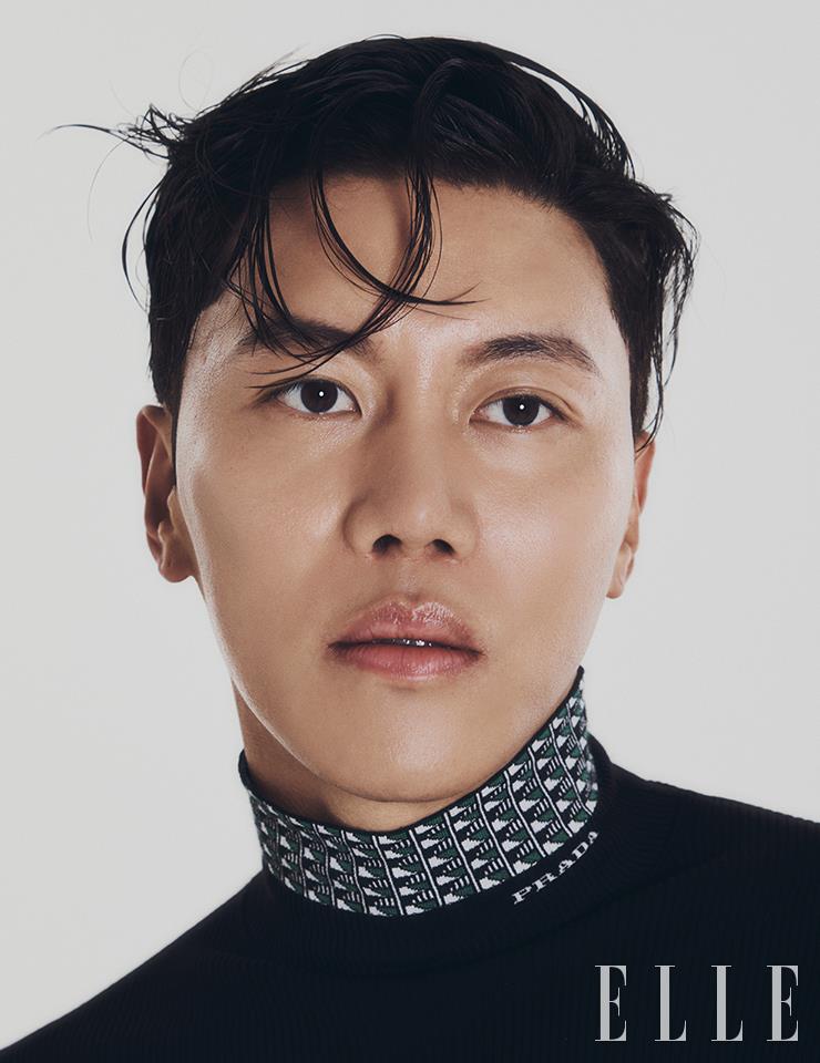 톱은 Prada.