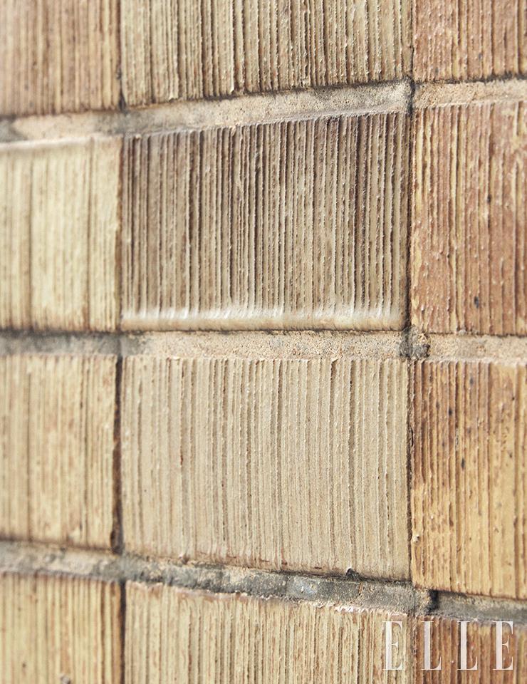 건물의 전면부와 측면부 외벽을 장식한 황색의 스크래치 타일.