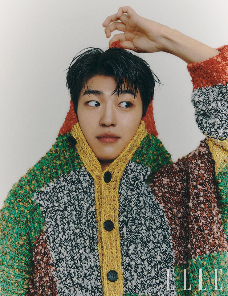 카디건은 JW Anderson.