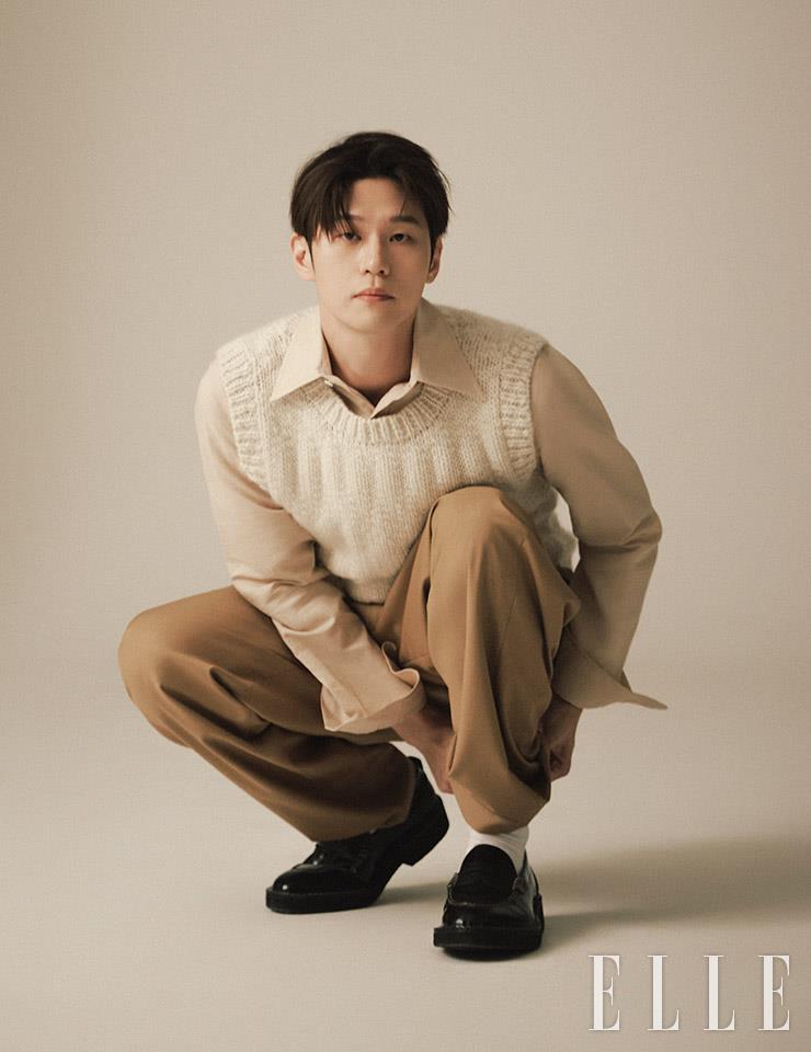 니트 베스트는 Sandro Homme. 이너 웨어로 입은 셔츠는 Tod‘s. 와이드 팬츠는 From Arles. 슈즈는 Paul Smith.