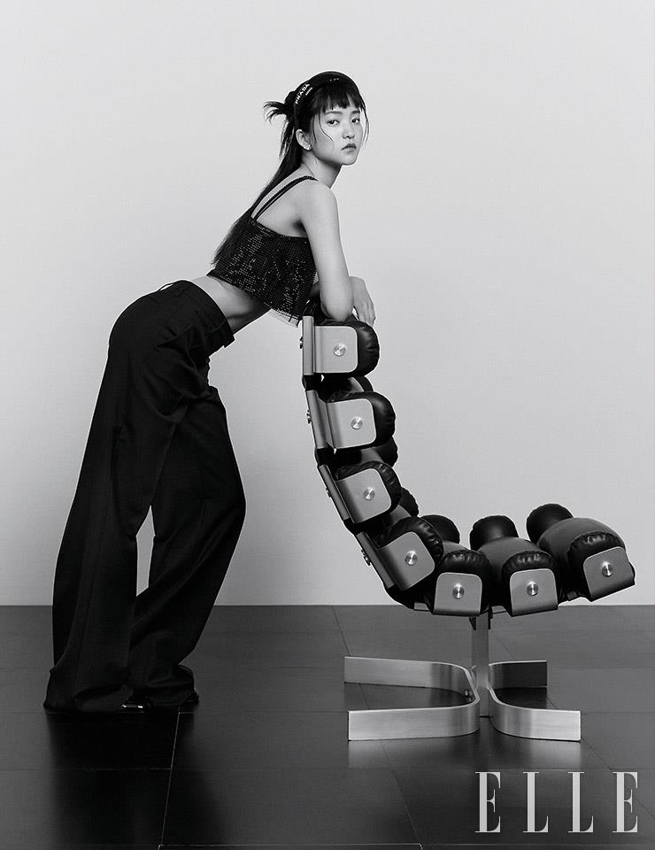 비즈 장식의 크롭트 톱과 와이드 팬츠, 삼각 로고 이어링, 헤어밴드는 모두 Prada.