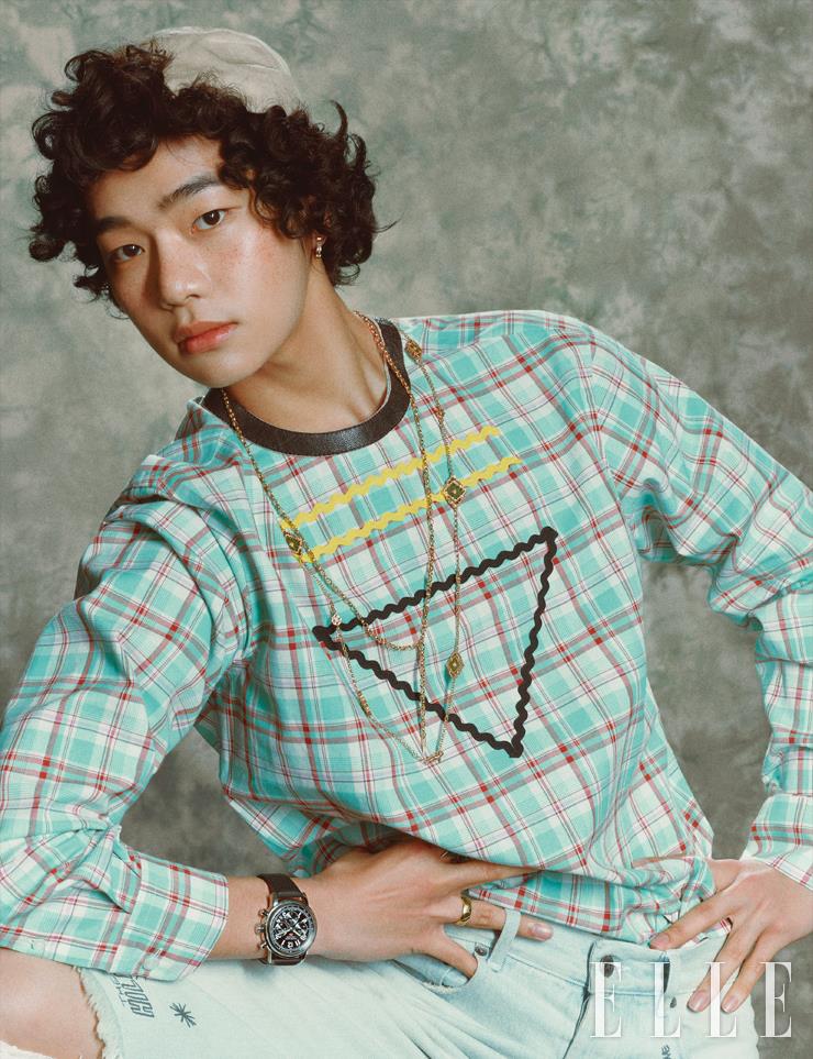 케이블 디테일의 ‘포스텐 윈치’ 이어링은 1백85만원, Fred. 그린 에나멜 펜던트로 장식한 ‘오페라 튤레 소투아르’ 네크리스는 2천2백만원대, Buccellati. 옐로골드 ‘클래식 쏜 라리엣’ 체인 네크리스는 가격 미정, Stephen Webster. 러버 스트랩을 장착한 ‘밀레 밀리아 클래식’ 크로노그래프 워치는 9백27만원, Chopard. 약지에 낀 퀼팅 디테일의 ‘코코 크러쉬 스몰’ 링은 가격 미정, Chanel Fine Jewelry. 체크 패턴의 톱은 가격 미정, Prada. 데님 팬츠는 69만8천원, Golden Goose.