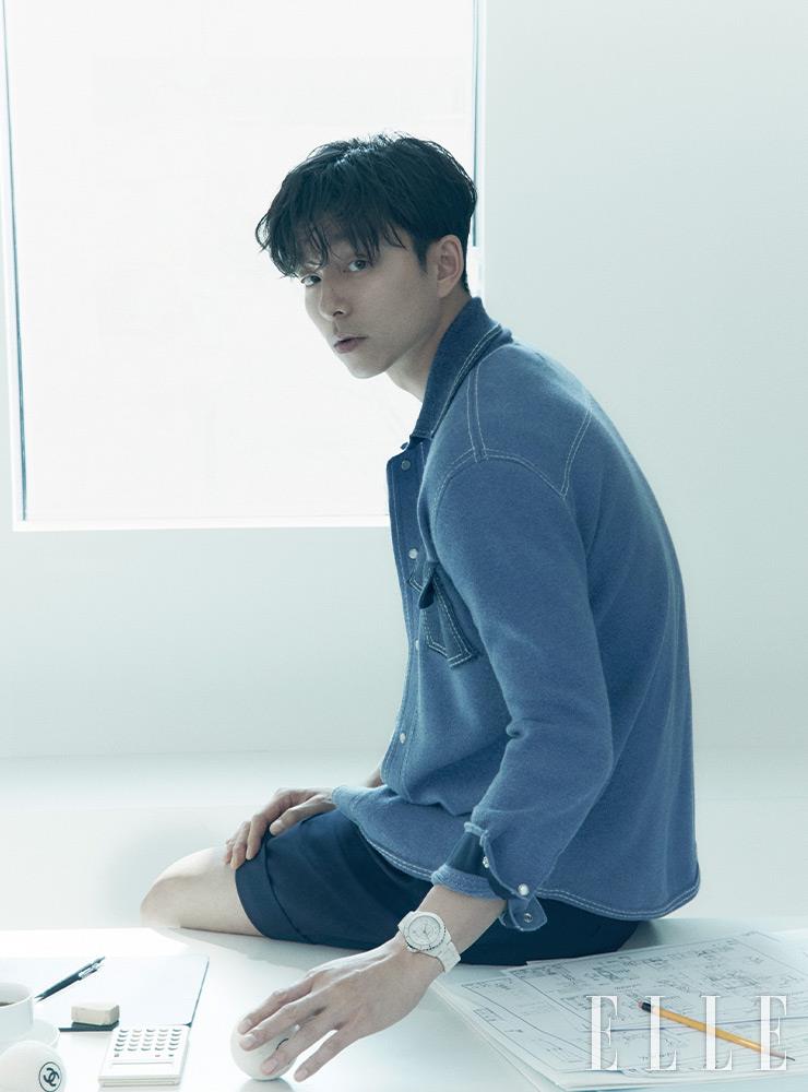 화이트 래커 다이얼과 화이트 세라믹 카보숑을 세팅한 J12 화이트 워치는 Chanel Watches. 블루 톤 컬러 블록의 니트 카디건은 Barrie.