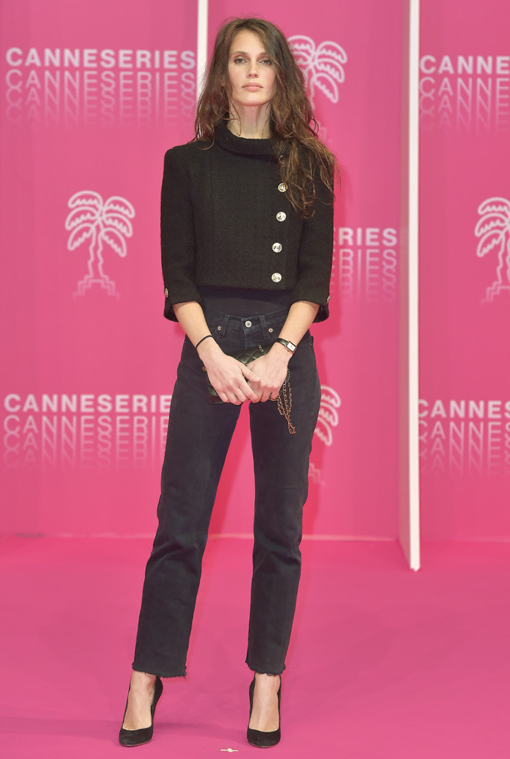 부스스한 헤어스타일에 짧은 길이의 트위드 재킷으로 간결한 룩을 연출한 마린 백트. 