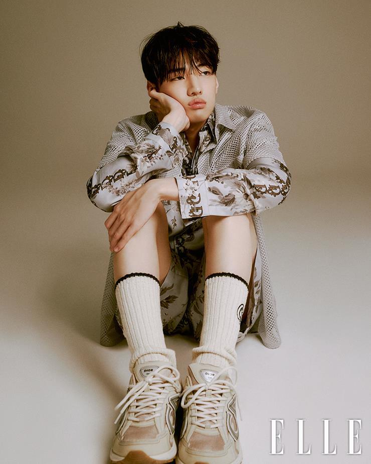 실키한 하프셔츠, 하프 팬츠, 니삭스, 스니커즈는 모두 Dior.