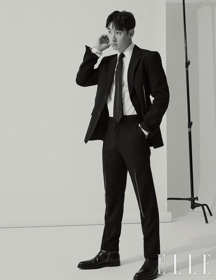 화이트 라인을 가미한 블랙 수트와 타이, 화이트 셔츠는 모두 Alexander McQueen. 앵클부츠는 Dunhill. 