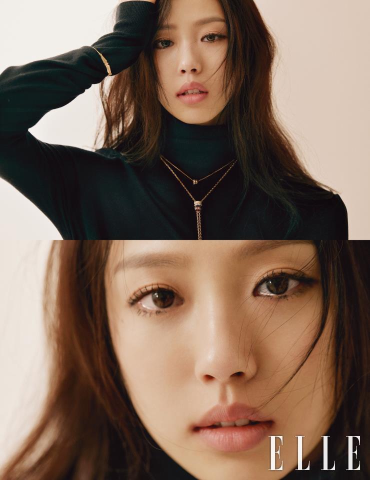 옐로·화이트·핑크골드와 브라운 컬러 PVD 소재, 다이아몬드를 세팅한 콰트로 클래식 XS 펜던트 네크리스와 레이어드한 라지 사이즈의 콰트로 클래식 타이 네크리스, 브레이슬렛은 잭 다이아몬드 싱글 랩으로 모두 Boucheron.