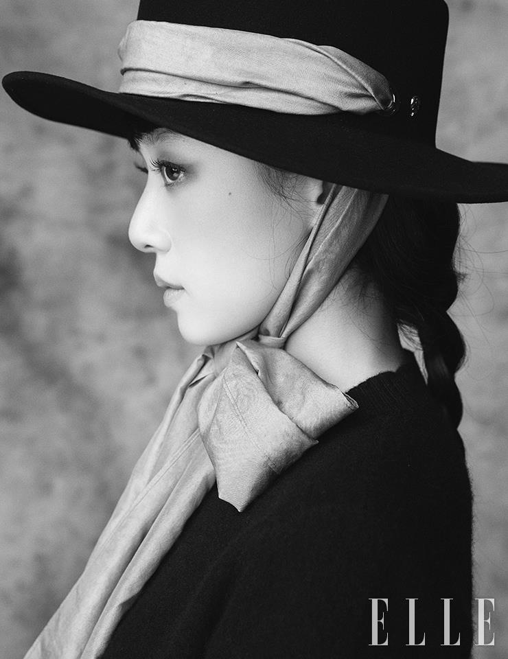 리본 디테일의 블랙 보터 햇은 Helen Kaminski.