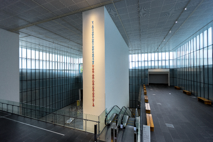 리암 길릭(Liam Gillick), <상승하는 역설(Elevated Paradox)>, 2020, 채색된 알루미늄
