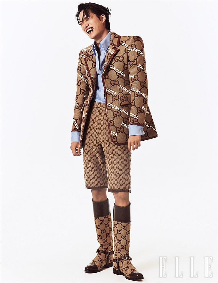 GG 로고와 발렌시아가 레터링을 더한 모노그램 재킷과 팬츠, 부츠, 블루 컬러 셔츠는 모두 Gucci.