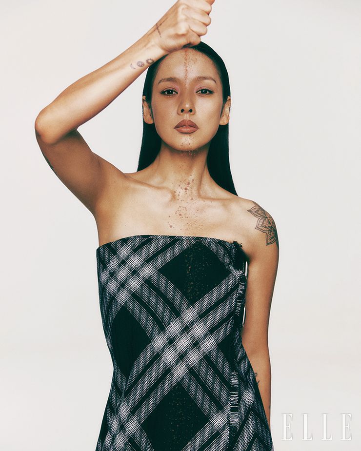 튜브 톱 킬트 드레스는 Burberry.