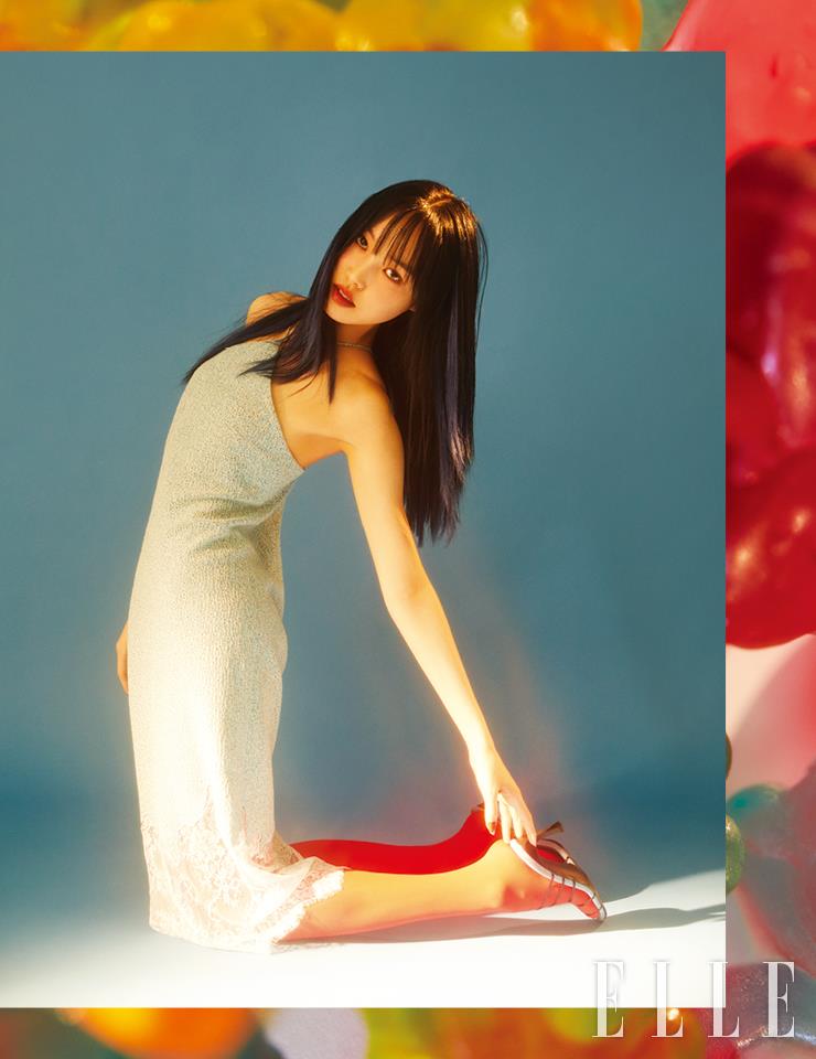 홀터넥 슬립 드레스는 YCH. 스트래피 뮬은 Reike Nen. 