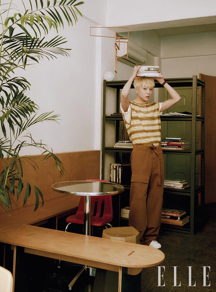 베스트와 팬츠는 Dries Van Noten. 슈즈는 스타일리스트 소장품.