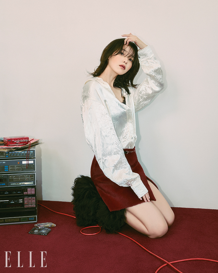 실크 블라우스와 랩스커트, 스노 부츠는 모두 Gucci.