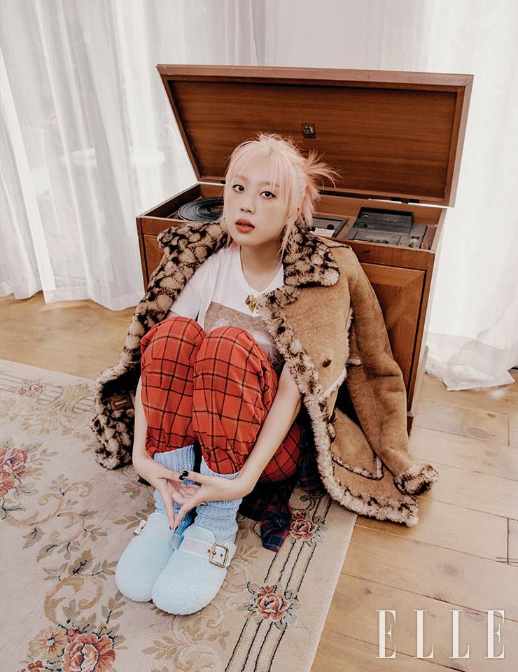 시어링 코트와 퀼팅 장식의 프린트 티셔츠, 체크 패턴의 파자마 팬츠, 허리에 두른 플란넬 파자마 셔츠, 블루 컬러 시어링 크로그, 네크리스, 양말은 모두 Coach.