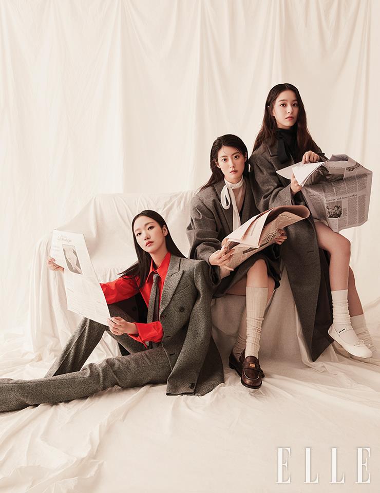 김고은이 입은 레드 셔츠와 그레이 팬츠, 재킷, 타이는 모두 Sportmax. 슈즈는 Sergio Rossi 남지현이 입은 그레이 오버사이즈 재킷과 플리츠스커트, 오간자 블라우스, 네이비 니트 톱, 베이지 삭스, 로고 브리프, 브라운 레더 벨트, 페니 로퍼는 모두 Miu miu. 박지후가 입은 그레이 재킷과 톱, 팬츠와 삭스, 슈즈는 모두 Miu miu.
