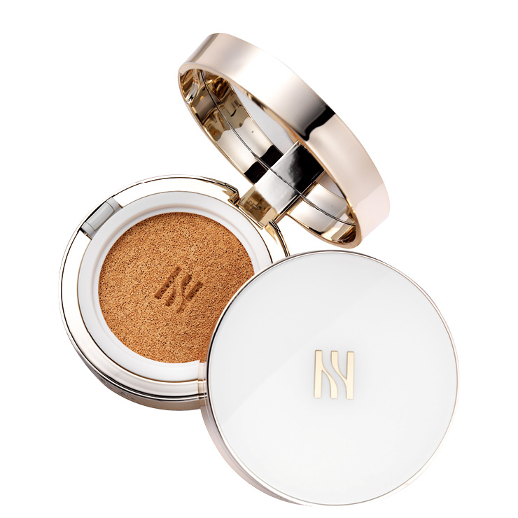 얇고 정교한 광채를 손쉽게 완성할 수 있는 글로우 래스팅 쿠션, 6만원, Hera. 