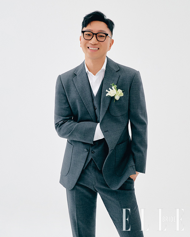 포멀한 그레이 슈트와 셔츠는 모두 Lord and Tailor. 부토니에는 Le Bouquet.
